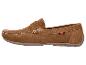 Bruine suède herenloafer met wit stiksel en een klein rood en blauw label