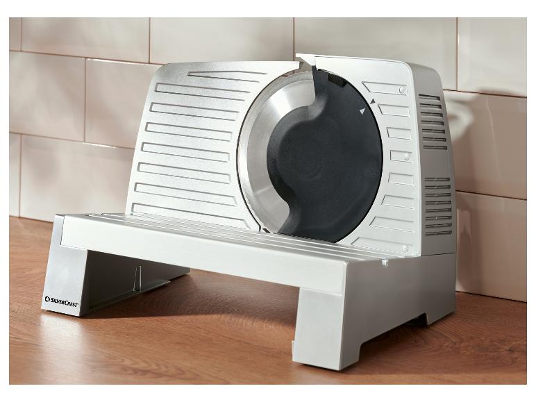 SilverCrest vleessnijder op een houten aanrecht tegen een betegelde muur