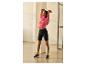 Vrouw in roze shirt en zwarte korte broek aan het sporten