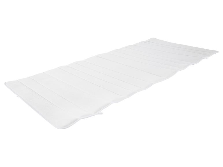 Witte matrastopper met gewatteerde secties