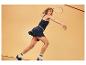 Vrouw speelt squash in bijpassende rok en top.