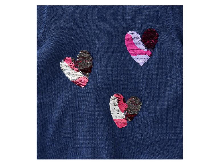 Un pull bleu marine avec des cœurs en sequins roses et argentés.