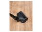Accessoire de nettoyage de sol noir sur un parquet en bois.
