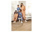 Een gezin in casual kleding, met oranje en blauwe sweatshirts en witte sneakers.