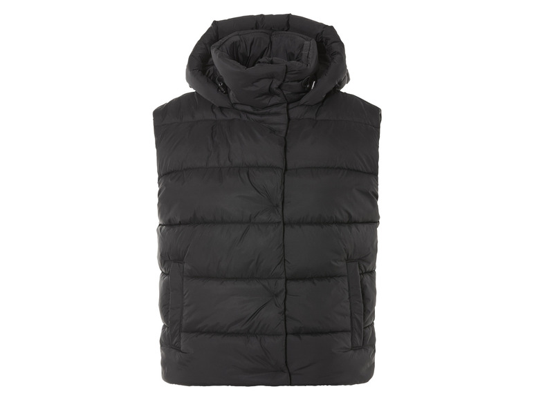 Een zwarte gewatteerde vest met capuchon.