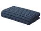 Opgevouwen donkerblauwe gestreepte handdoek.