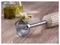 Staafmixer met pesto, olijfolie, knoflook, pijnboompitten en basilicum voor saus.