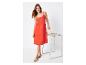 Oranje midi-jurk en platte sandalen: zomermode.