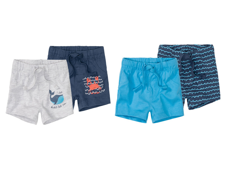 Trois shorts pour garçons, avec une baleine, un crabe et des vagues.