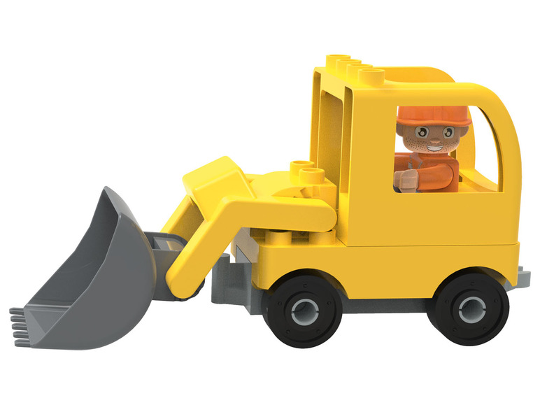 Een gele speelgoedgraafmachine met een grijze schep en een figuurtje van een bouwvakker.
