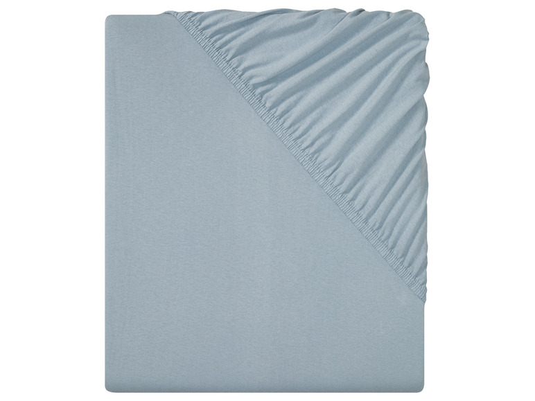 Un drap-housse bleu clair.