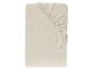 Beige hoeslaken met elastische hoeken, netjes opgevouwen.