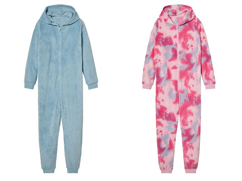 Twee zachte fleece onesies, één in effen blauw en één met roze tie-dye print.