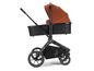 Een zwarte kinderwagen met een oranje kap.