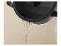 Marmite noire avec couvercle en verre versant de l'eau, avec poignées latérales.