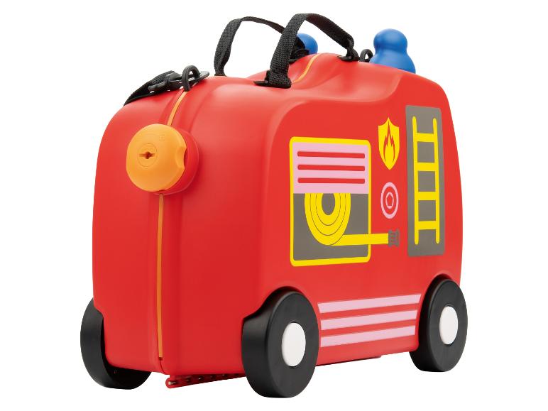 Rode brandweerwagen-vormige kinderkoffer met wielen en handvatten.