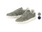 Een paar grijze sneakers met witte details en twee kleurstalen.