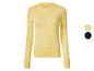 Pull jaune pâle à manches longues et col rond, avec des boutons décoratifs aux poignets.