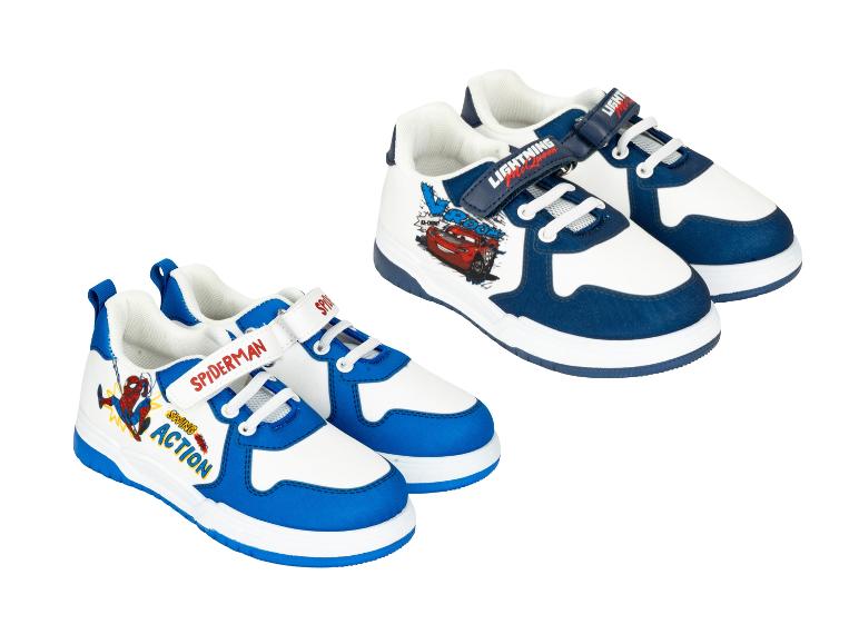 Deux paires de baskets pour enfants, l'une avec une voiture de course rouge et l'autre avec un graphique Spider-Man.