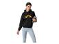 Femme en sweat à capuche noir avec logo orange et leggings bleu clair, tenant une gourde.