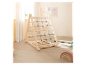 Houten klimrek voor kinderen met touwennet, naast babyspeelgoed.