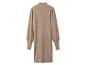 Beige gebreide jurk met hoge kraag en pofmouwen.