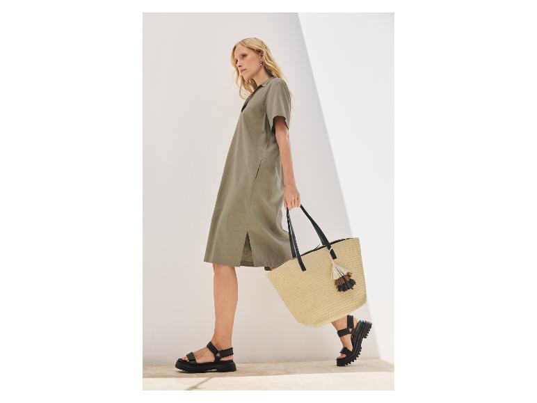 Zomerjurk, platte sandalen en grote rieten tas.