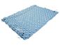 Lichtblauwe opblaasbare matras voor kamperen of wandelen.