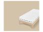Wit matras met topper op een licht houten bedframe.