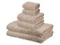 Stapel beige handdoeken in verschillende maten.