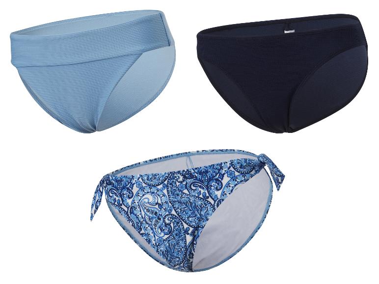 Trois maillots de bain : uni bleu clair, uni bleu marine et imprimé paisley bleu.