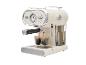 Crèmekleurige retro espressomachine die koffie zet in twee glazen kopjes