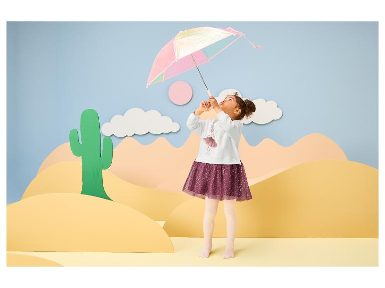 Fillette en jolie robe en molleton LUPILU® tenant un parapluie coloré dans un décor de désert