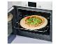 Pizza op een pizzasteen in een open oven.