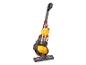Un aspirateur jouet Dyson de couleur jaune.