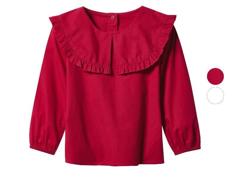 Rode blouse met lange mouwen, een rucheskraag en een knoop aan de achterkant.