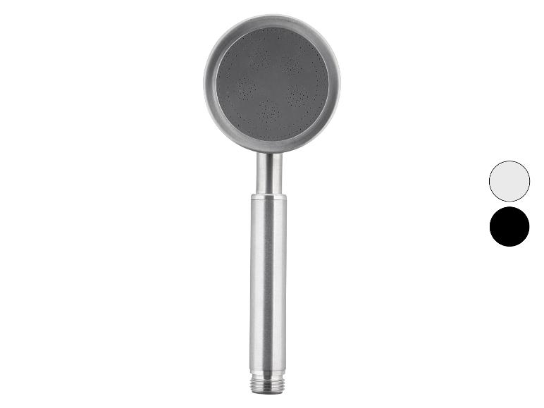 Een zilveren douchekop met een metalen handvat.