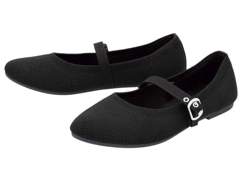 Paire de ballerines noires en maille avec bride et boucle argentée.