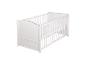 Lit bébé en bois blanc avec matelas sur fond blanc.