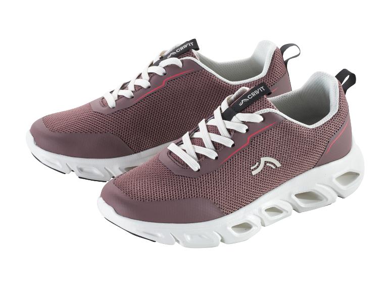 Een paar bruine Crivit sneakers met een witte zool en witte veters.