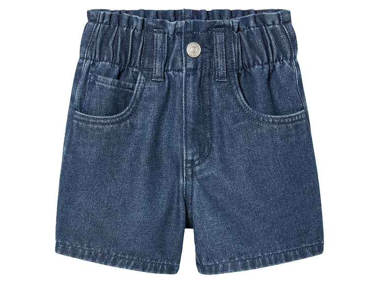 Un short en jean bleu pour enfant.