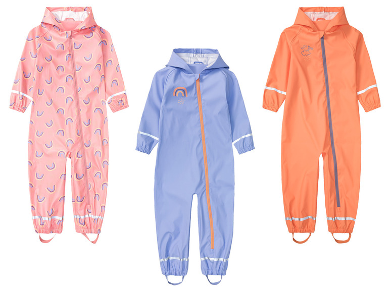 Trois combinaisons de pluie pour enfants, une avec un imprimé arc-en-ciel, une avec un imprimé nuage et une orange unie.