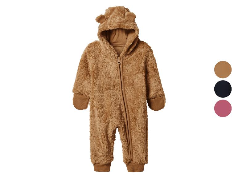 Bruine pluizige baby romper met capuchon met berenoren en rits.