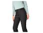 Zwarte outdoorbroek met ritsen en een lichtgroen shirt met lange mouwen.