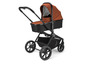 Een zwarte kinderwagen met een bruine bekleding en grote wielen.
