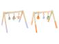 Twee houten babygyms met hangende pluchen speeltjes, één met paarse accenten, de andere met oranje.
