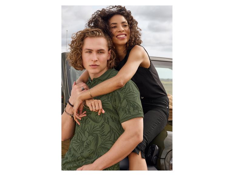 Polo met tropische print en zwart topje: casual mode voor koppels.