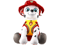 Zittende pluche dalmatiër met rode brandweerhelm en geel brandweervest.