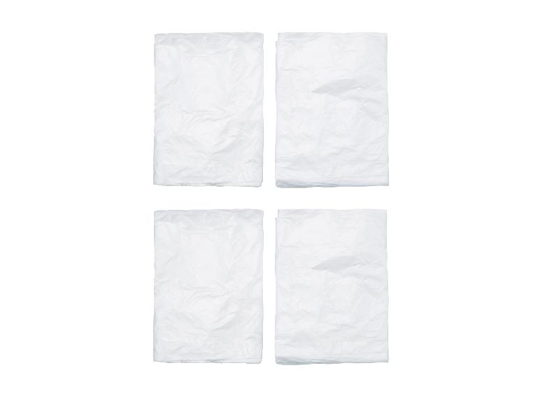 Vier witte, verfrommelde plastic zakken op een witte achtergrond