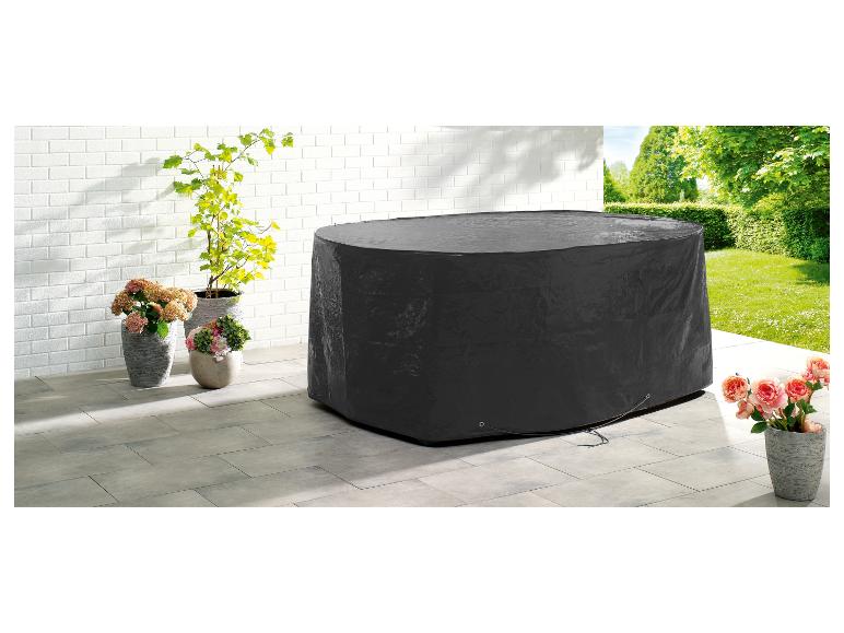Een zwarte beschermhoes voor een ronde tuintafel.